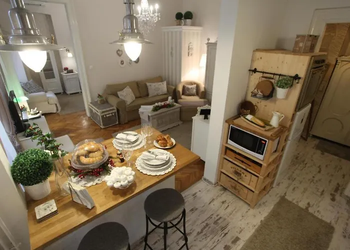 Cozy Vintage Flat By The Basilica شقة بودابست