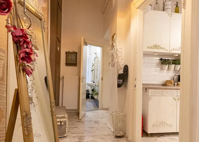 Cozy Vintage Flat By The Basilica بودابست