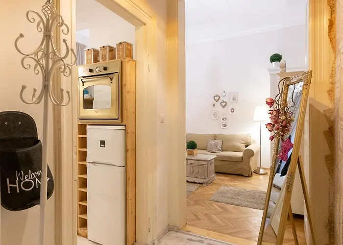 Cozy Vintage Flat By The Basilica شقة بودابست