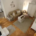 Cozy Vintage Flat By The Basilica *