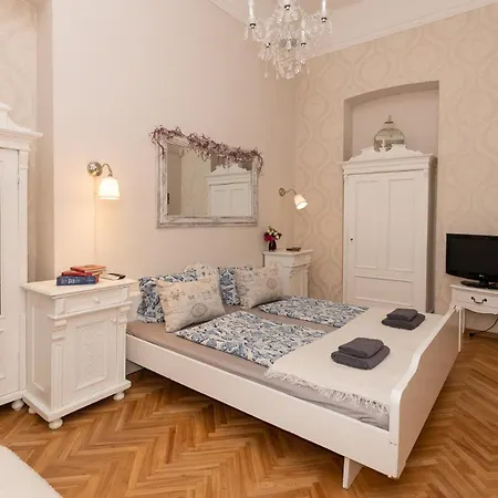 Cozy Vintage Flat By The Basilica *