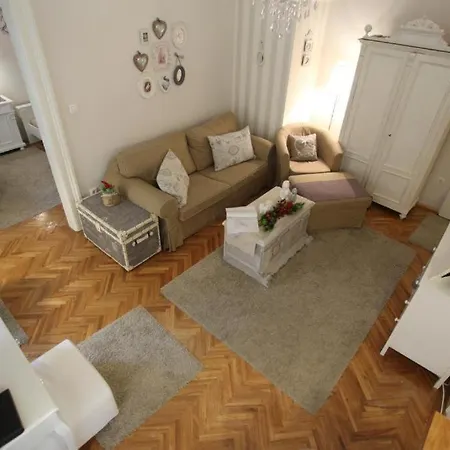 Cozy Vintage Flat By The Basilica *
