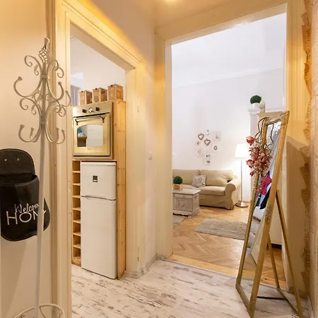 Cozy Vintage Flat By The Basilica شقة بودابست